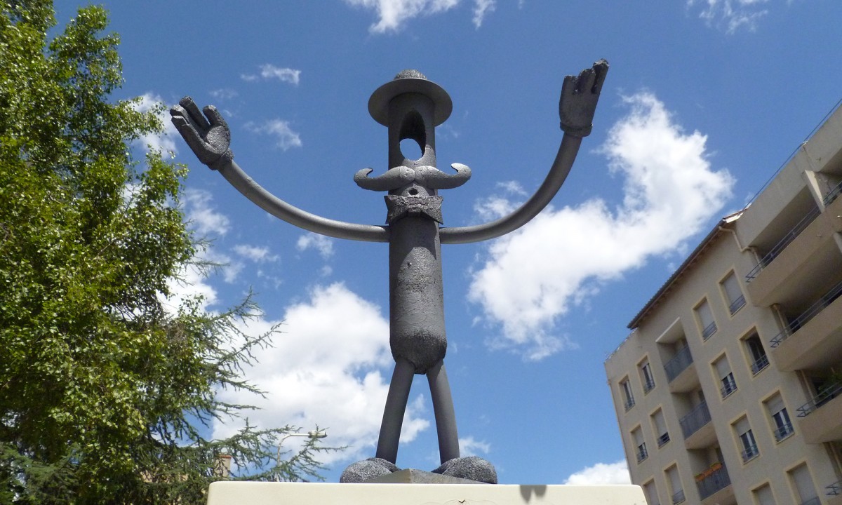 abys - da lyon - streetart sculpture wurst idole