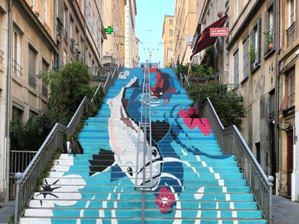fresque street art pentes de la croix rousse lyon - escalier rivière, carpes koï - anamorphose abys2fly