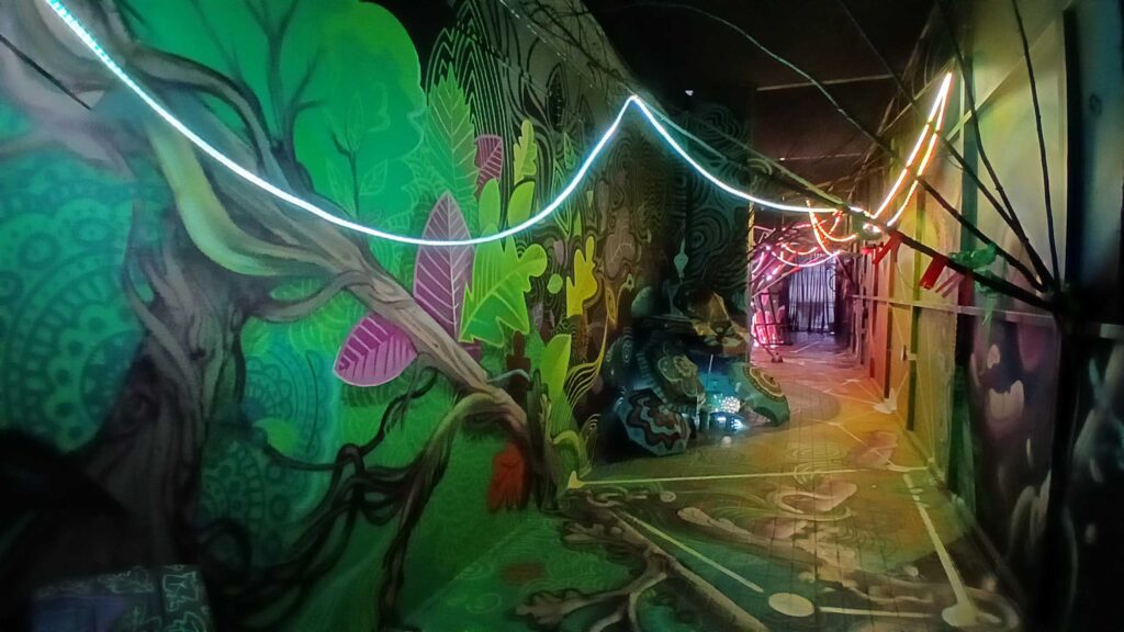 festival airt de famille 2025 lyon perrache - abys 2fly x osru custom d'objet, scénographie artiste omart déco tunnel le corps comme temple sacré